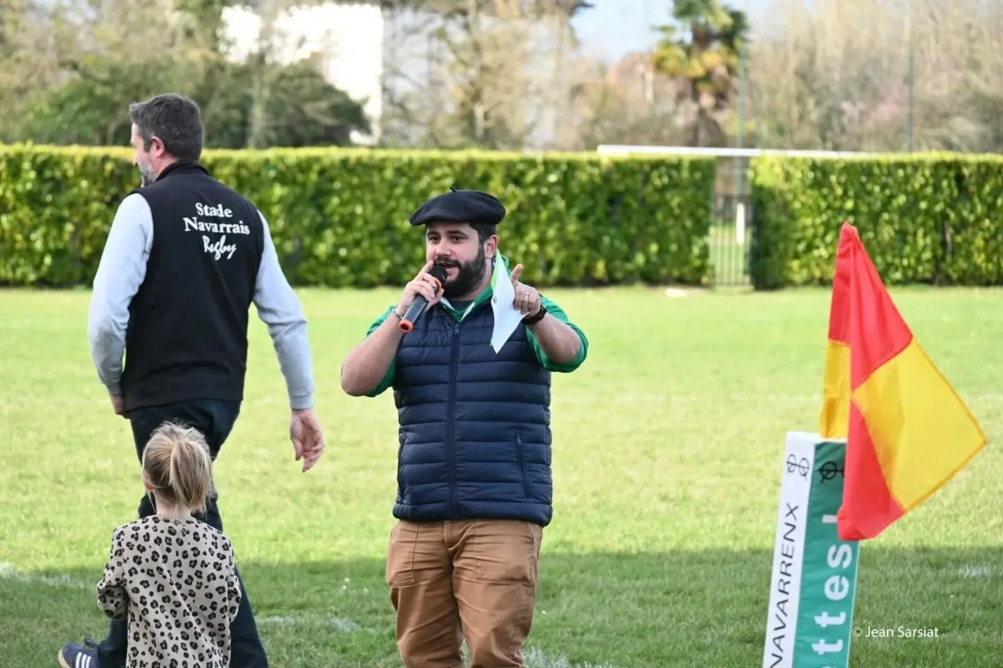 Pierre Martin, micro en main, lors d’un reportage en Béarn
